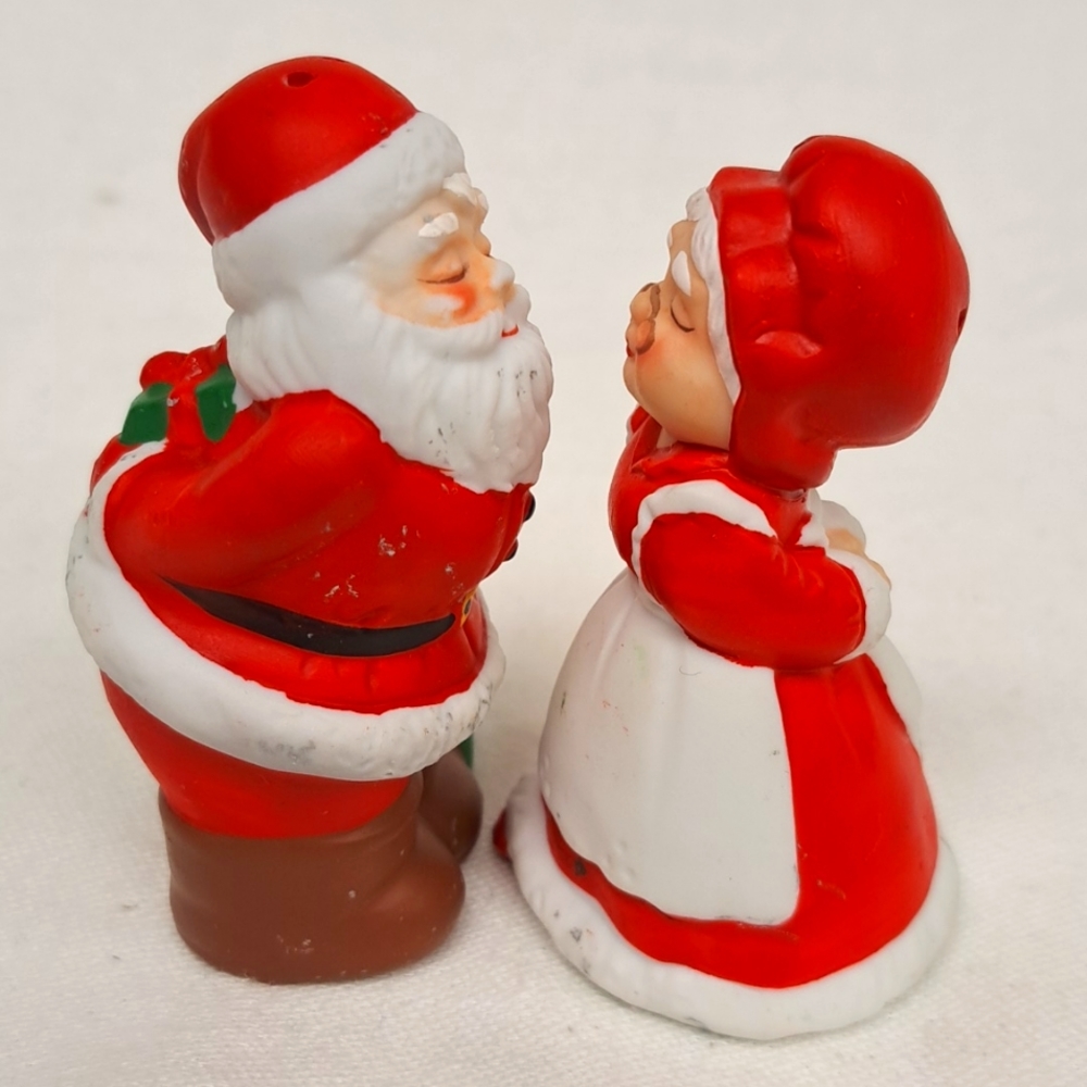 Vintage "Russ" kissing Mr & Mrs. Claus salt and pepper set made in  Taiwan